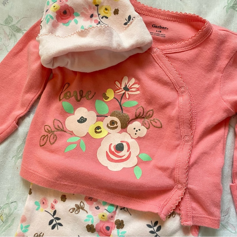 NWOT Gerber 3 Piece 0-3m Outfit with Hat